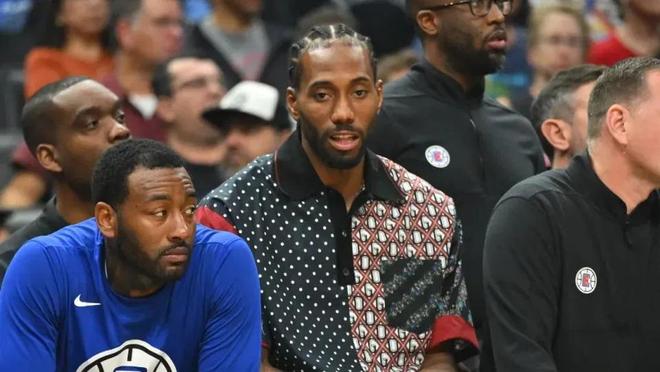 关系不错！唐斯和爱德华兹赛后热聊，爱德华兹被逗笑（赛后唐斯与爱德华兹热聊显默契，爱德华兹被逗得笑开怀）