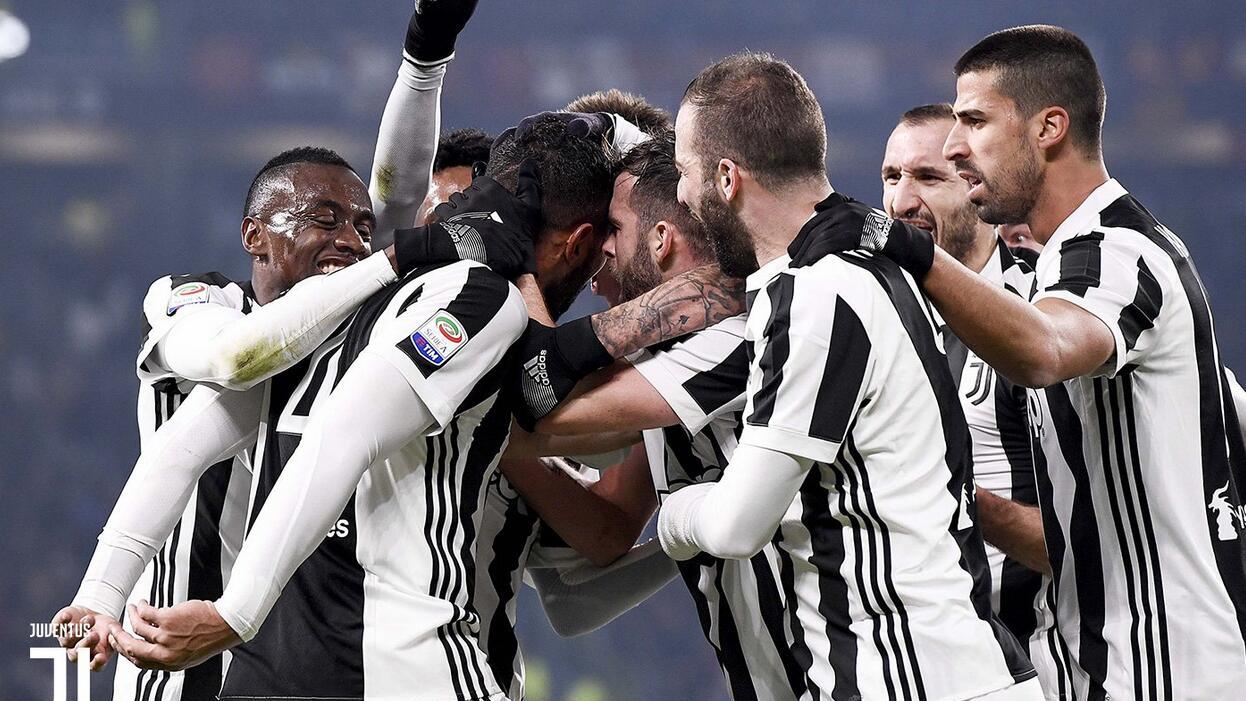 国米4‑0大胜科莫，一举登顶意甲积分榜（国米4球横扫科莫，强势登顶意甲榜首）