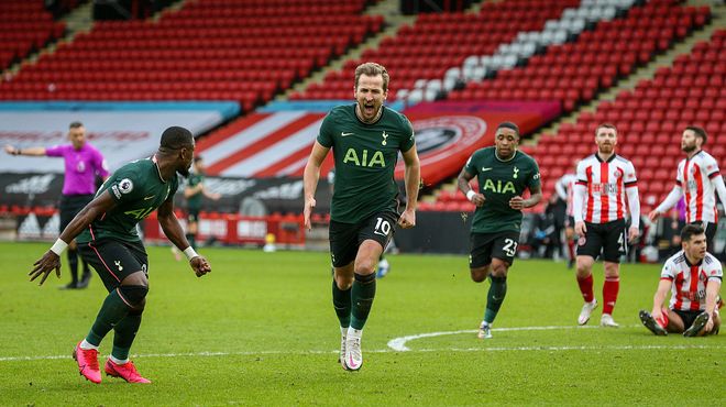 这球太神了！詹姆斯反击面对四人包夹 神仙拉杆上篮看嗨解说（逆天一球！詹姆斯快攻直面四人围堵，绝妙拉杆上篮引解说沸腾）