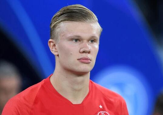 尤文图斯因弗拉霍维奇伤势和薪资问题，被迫考虑续约，但转会市场无明显替代人选，形势艰难。（弗拉霍维奇伤情叠加高薪掣肘，尤文被动推进续约，转会市场无合适替身，局势严峻）