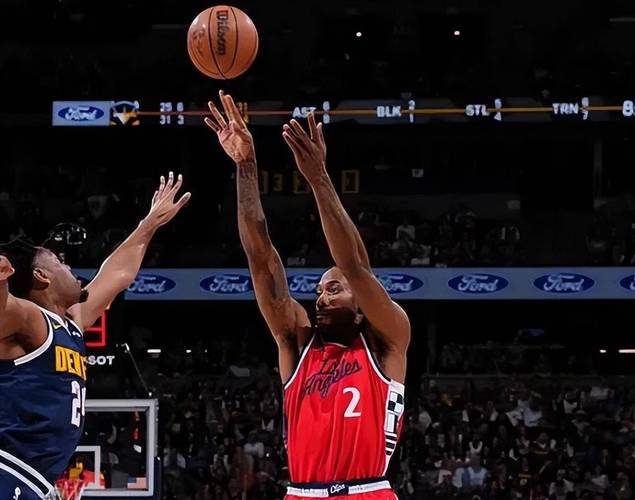 鲍尔半场三分9中7砍下21分8助攻，继15年库里后首人（鲍尔半场三分9投7中砍下21分8助攻，成自2015年库里以来首位达成者）