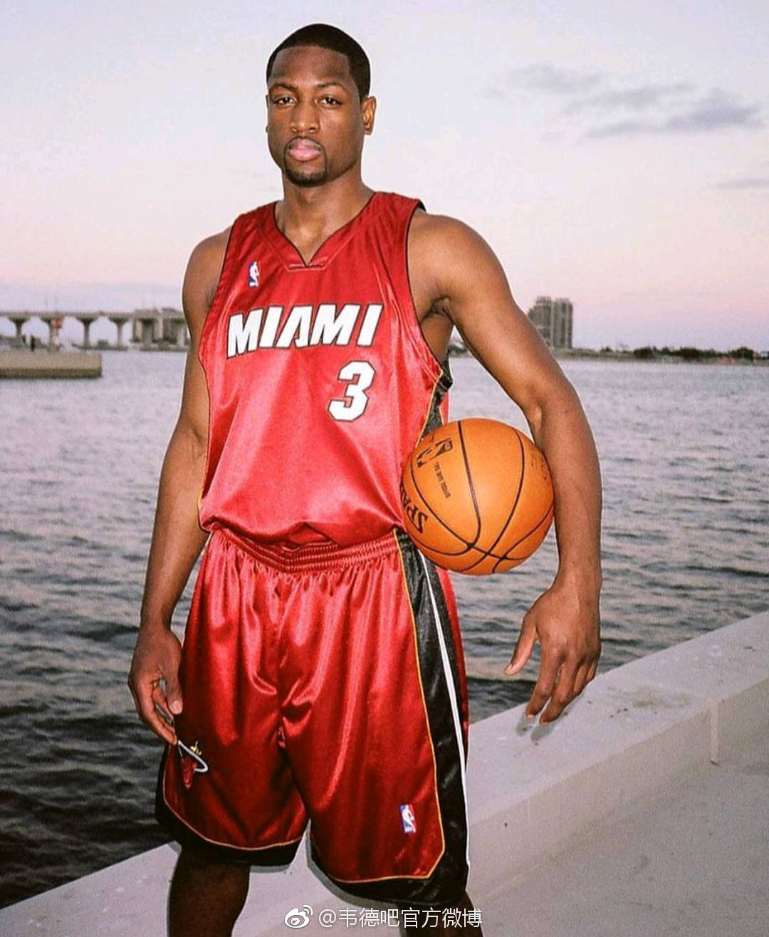 阿莫林头大了！曼联1-1又爆冷：英超7队争四差3分，1队成大黑马（1-1再被逼平！曼联令阿莫林头疼：英超争四7队仅隔3分，黑马崛起）