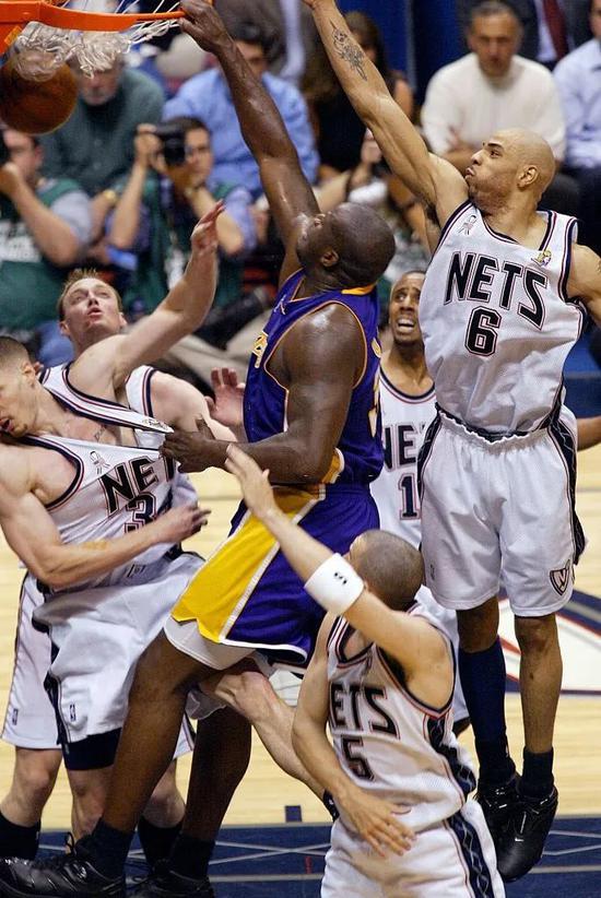 CBA疯狂一日！广东26分大胜江苏，广厦险胜山东，同曦惨败宁波（CBA风云一日：广东26分狂胜江苏，广厦险擒山东，同曦大比分负宁波）