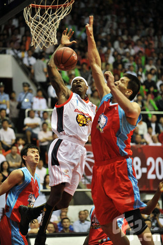 阿斯：德赫亚薪资为队内第二高，球队能否保级决定其留队前景（阿斯：德赫亚薪资队内第二，保级结果将决定其去留）