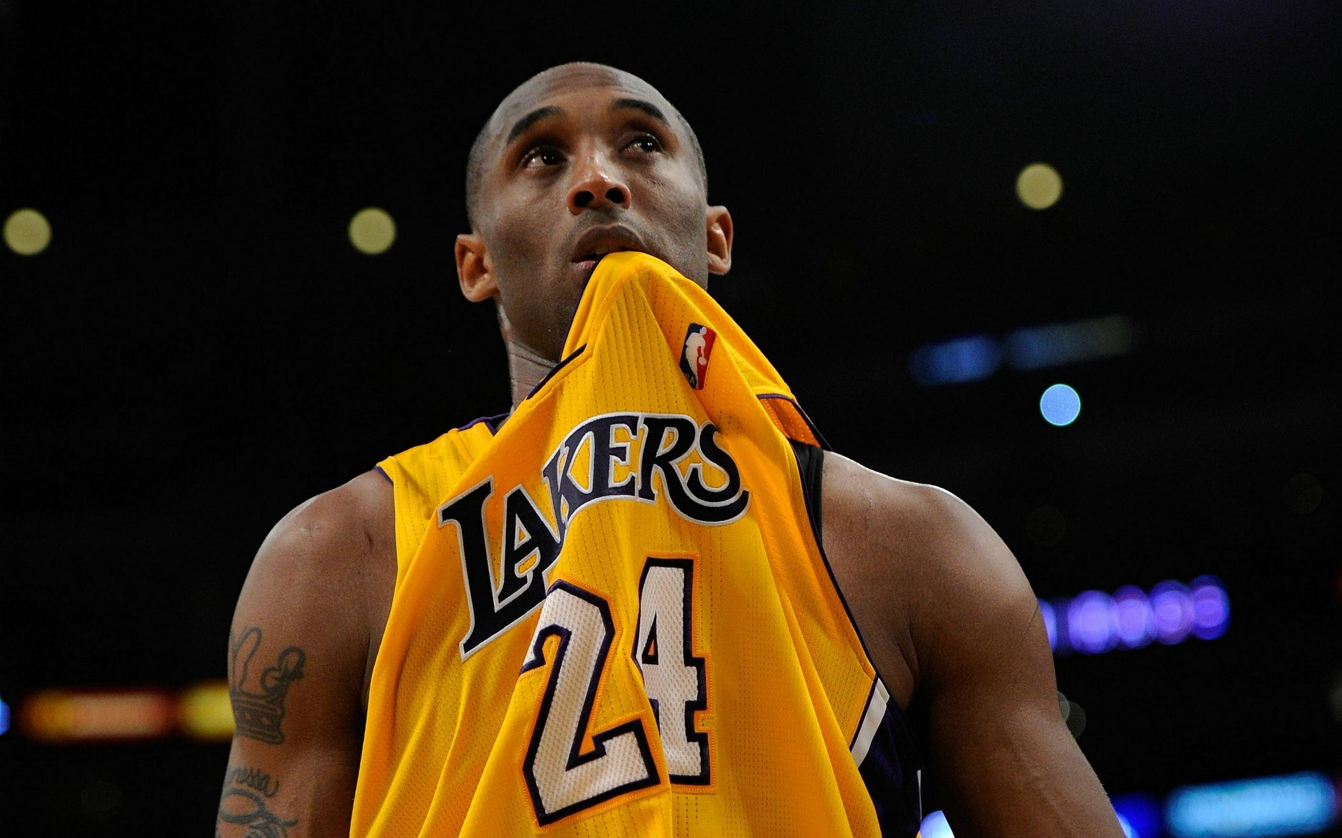 青岛强力外援助力取胜（青岛强援发威助队告捷）