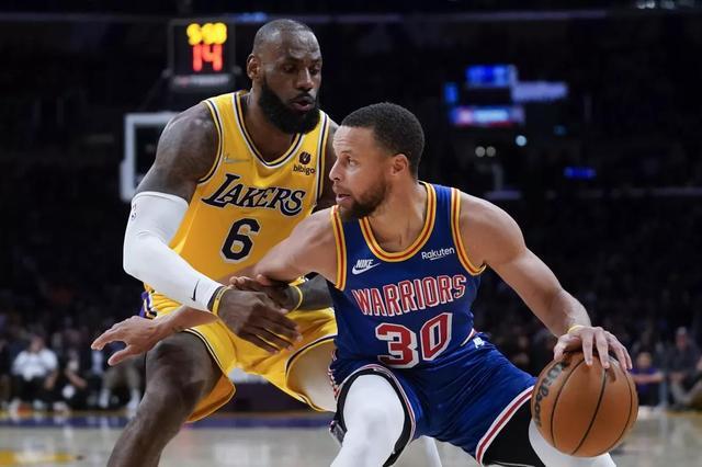 维尼修斯和阿森纳U16球员合影，2米法国门将抢镜（维尼修斯与阿森纳U16合照，2米法国门将成焦点）