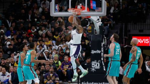 杰伦·布朗本赛季已经10次单节砍下15+，高居联盟第一（杰伦·布朗本季单节15+达成10次，领跑全联盟）