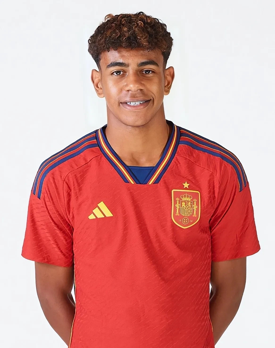 随迈阿密国际夺冠，德保罗赛后剪下主场球网留念（随国际迈阿密加冕冠军，德保罗赛后剪下主场球网作纪念）