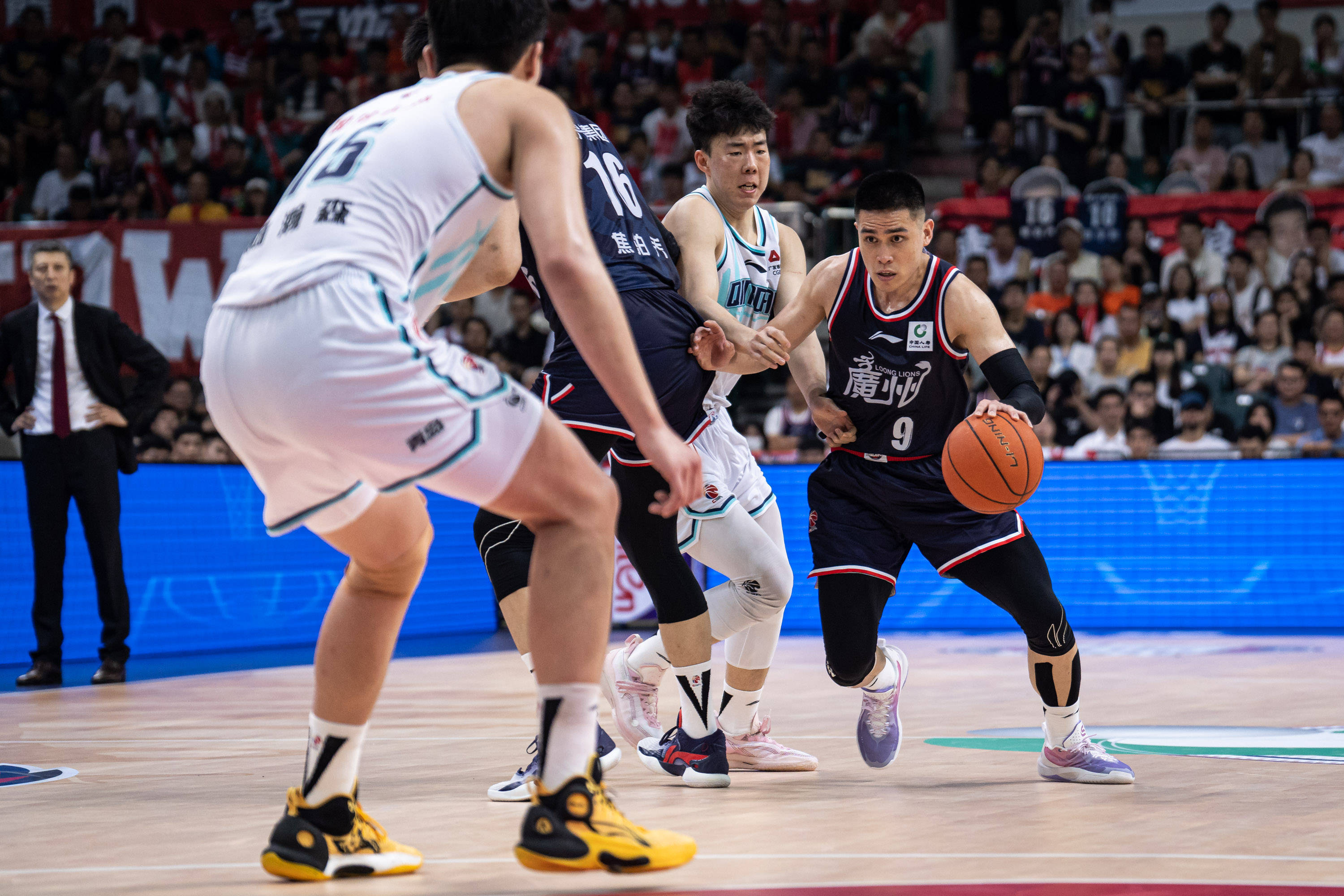 雄鹿内线统治令对手无解（雄鹿禁区碾压 对手无计可施）