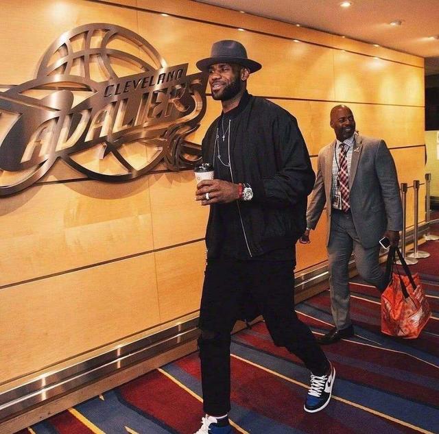 德隆：詹姆斯对东契奇无感，而且他不太愿意留在湖人（德隆爆料：詹姆斯对东契奇兴趣不大，留守湖人意愿不强）