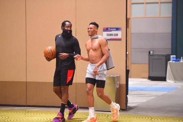 楚阿梅尼：我更喜欢踢6号位；阿隆索经常就后腰位置指导我（楚阿梅尼：更偏爱踢6号位，阿隆索常就后腰职责指点我）