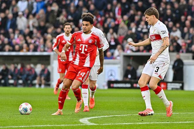 足球曼联新援首秀即破门，球迷高呼：值了！（曼联新援处子秀破门，球迷直呼：值回票价！）