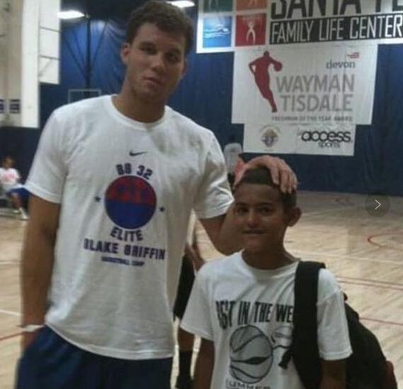 复出不理想！里夫斯11中6&三分5中1 得到17分2板2助 上半场4犯（复出表现平平：里夫斯11投6中、三分5投1中，17分2板2助，上半场背负4犯）