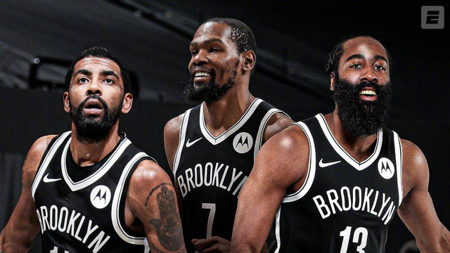 太离谱了！库里吸引四人防守最终助队友得分 随后三分打停独行侠（看呆全场！库里引四人包夹妙传助攻，随后再飙三分打停独行侠）