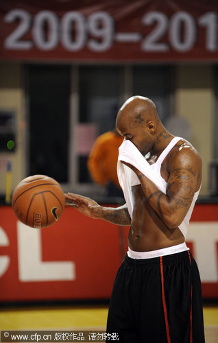 米体：罗马正式就齐尔克泽谈判，曼联要3500万欧强制买断条款（米体：罗马就齐尔克泽开启正式磋商，曼联索要3500万欧强制买断条款）