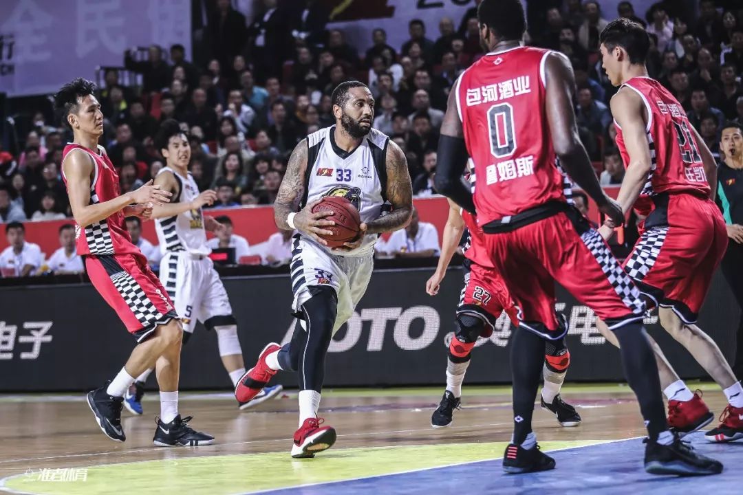 强势反弹！詹姆斯17中12轰下赛季新高29分，外加7板6助（詹姆斯火力全开：17投12中砍赛季新高29分，外加7板6助）